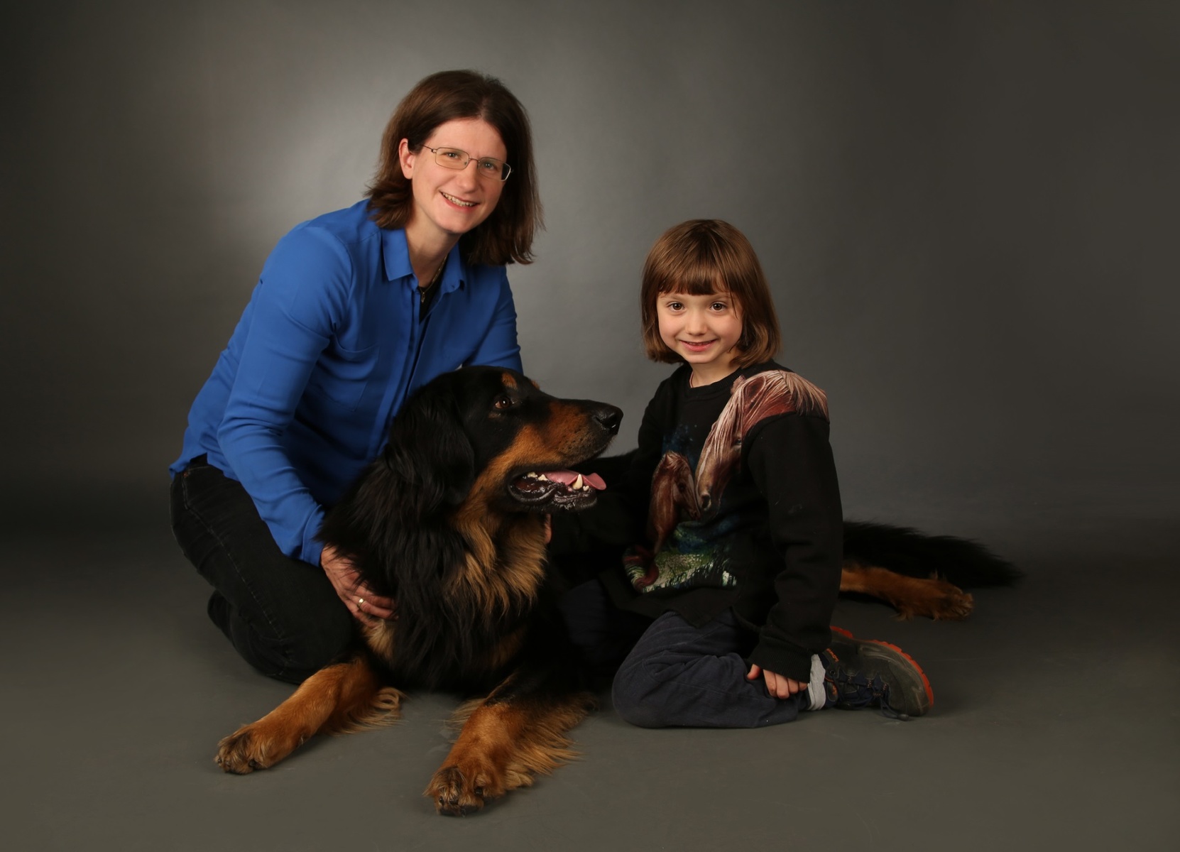 Tierärztin Dr. Brigitte Steiner mit Tochter und Hund