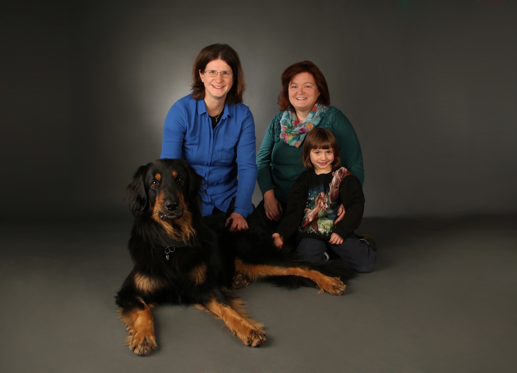 Tierärztin Dr. Brigitte Steiner mit Tochter, Helferin und Hund